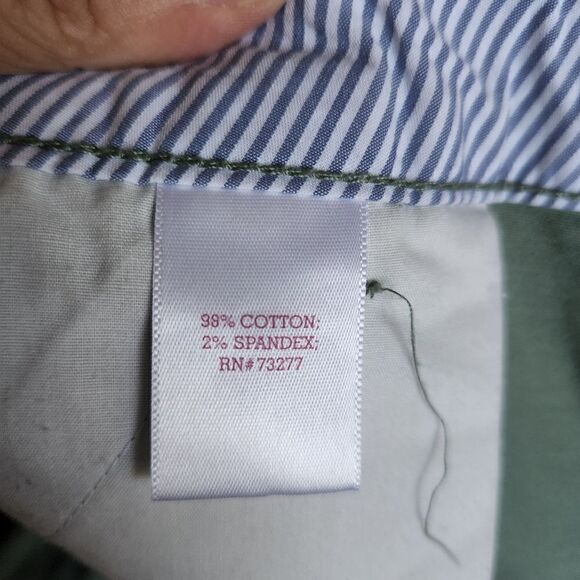 SO size 11 green shorts. Button closure and Cuffed hem. Measures approx 34 waist - Picture 4 of 4